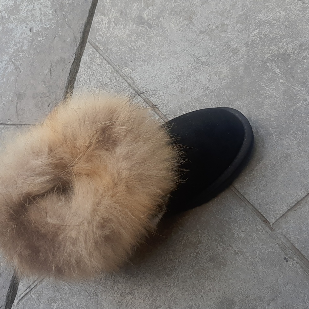 Women's Black and Tan Fur-Trimmed Shoes - Picture 7 of 8